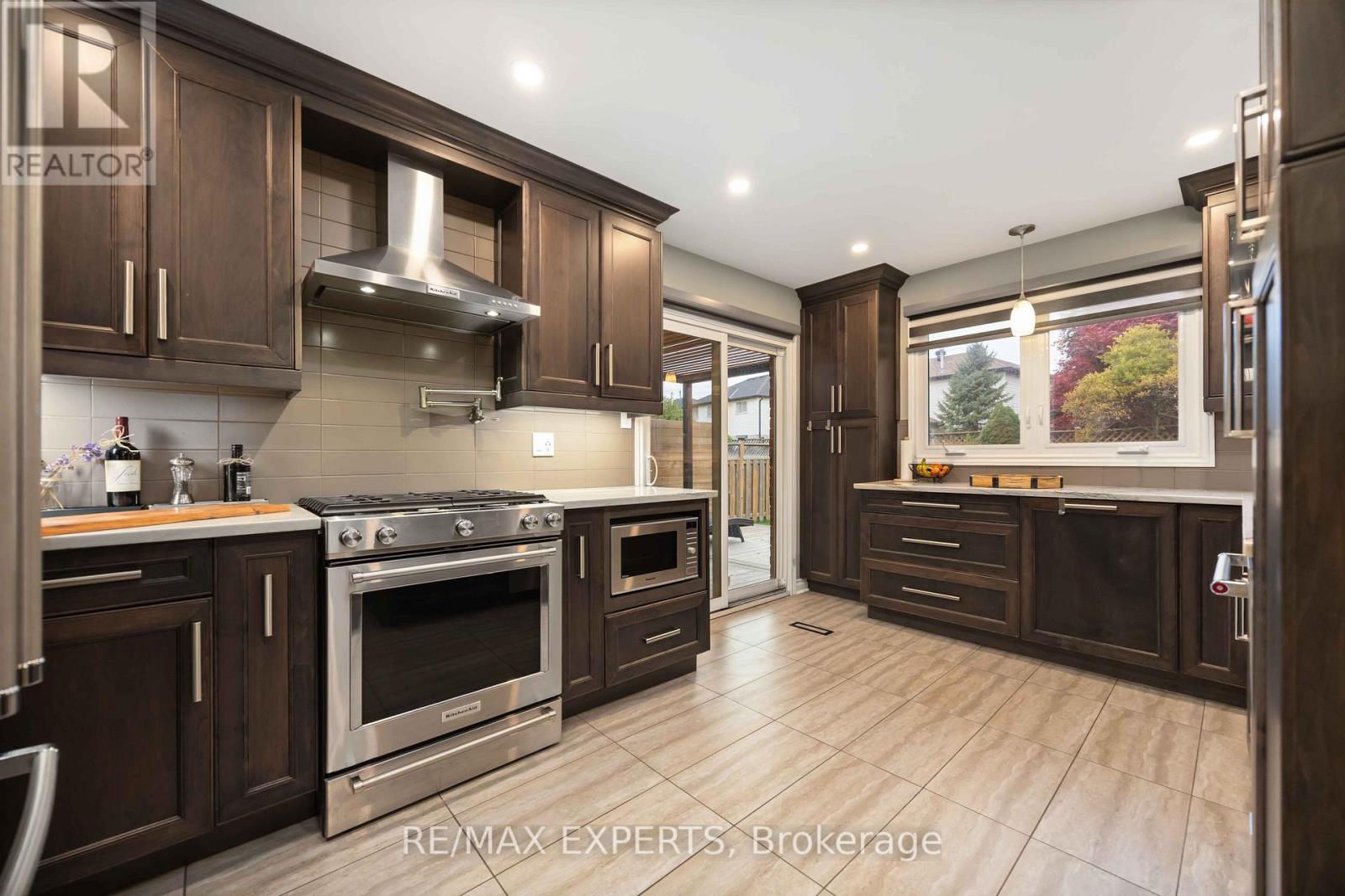 93 Stiver Drive, Newmarket (Bristol-London), Ontario  L3Y 7W2 - Photo 8 - N12476137