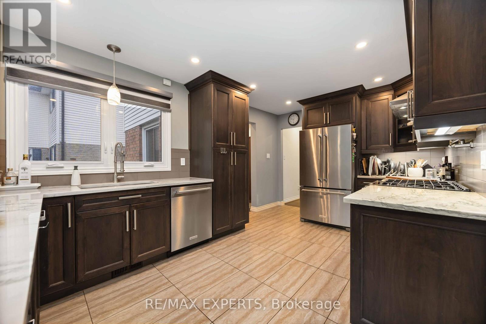 93 Stiver Drive, Newmarket (Bristol-London), Ontario  L3Y 7W2 - Photo 9 - N12476137