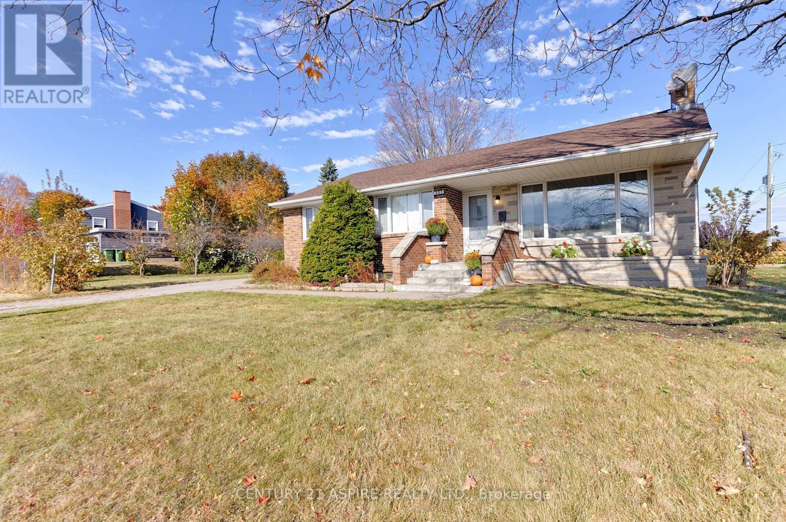 553 Champlain Street, Pembroke, Ontario  K8A 2W6 - Photo 2 - X12476275