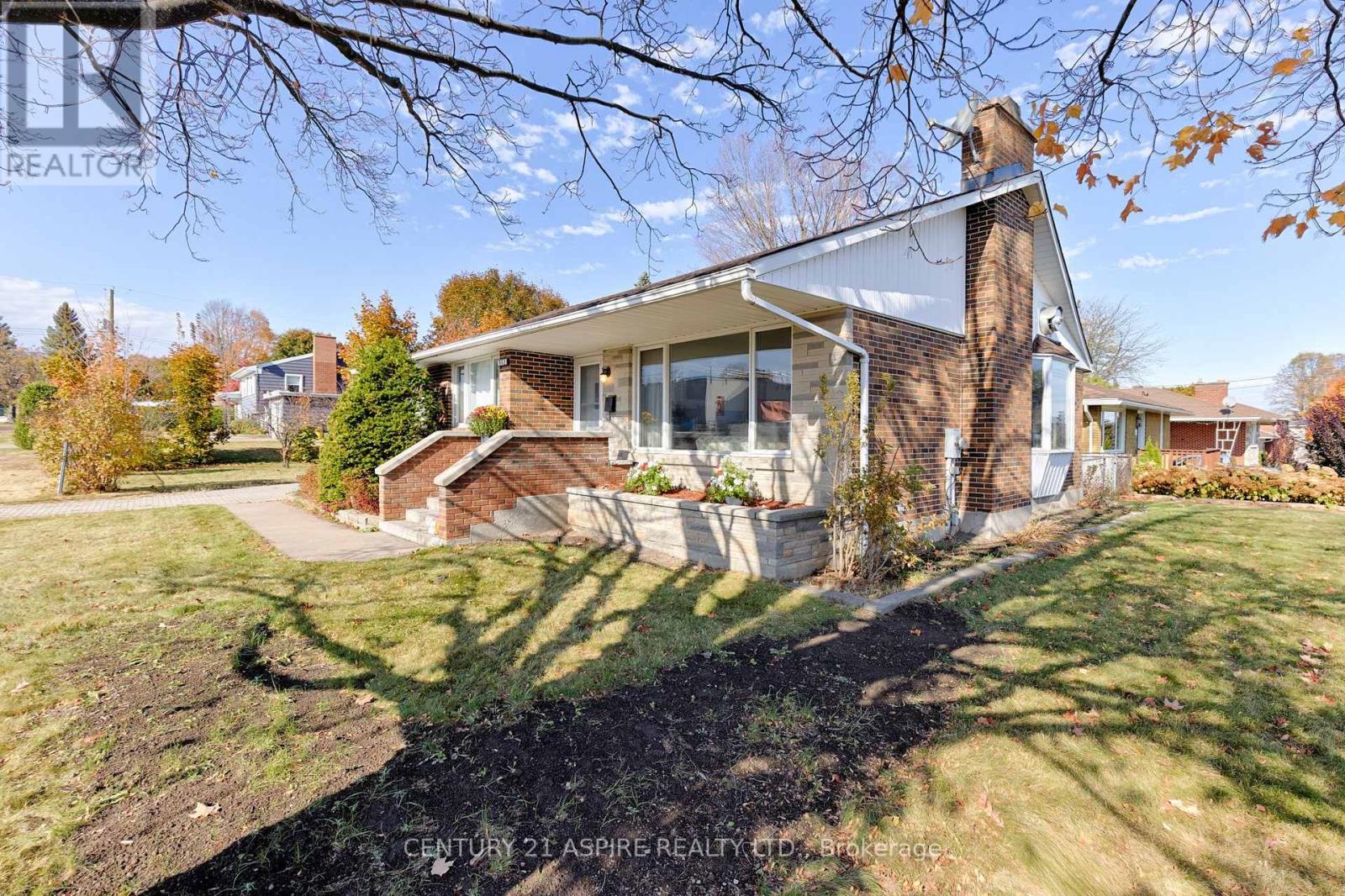553 Champlain Street, Pembroke, Ontario  K8A 2W6 - Photo 4 - X12476275