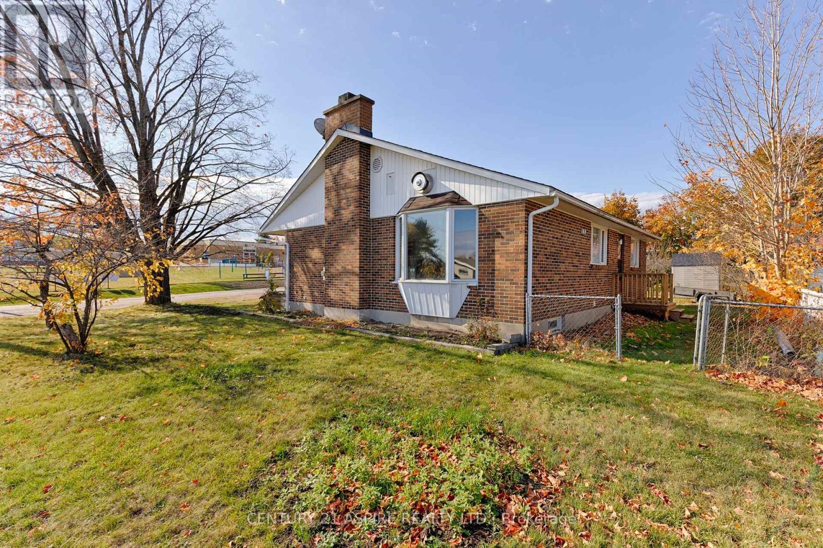 553 Champlain Street, Pembroke, Ontario  K8A 2W6 - Photo 6 - X12476275