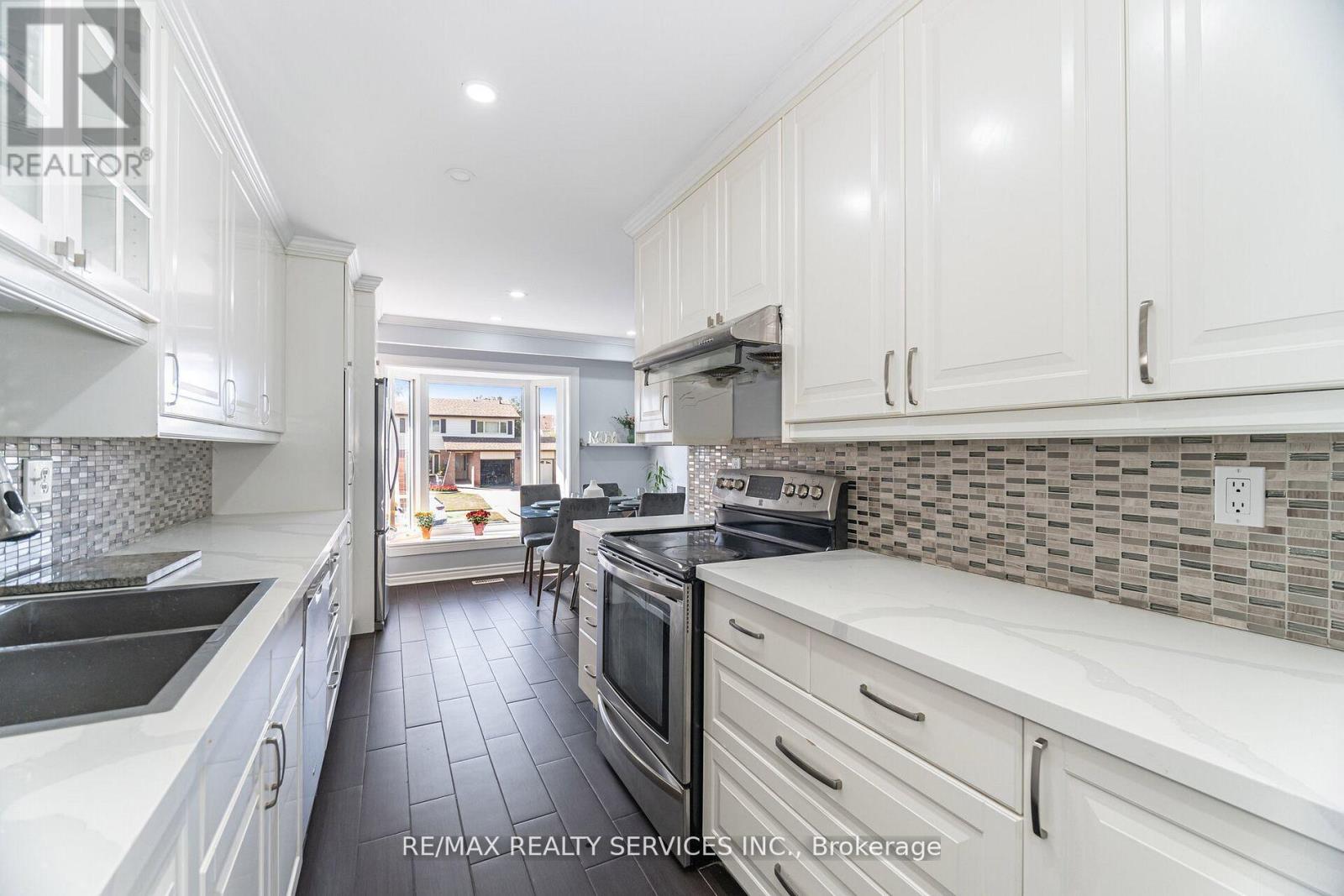 73 Blackthorn Lane, Brampton (Brampton North), Ontario  L6V 3K9 - Photo 18 - W12476033