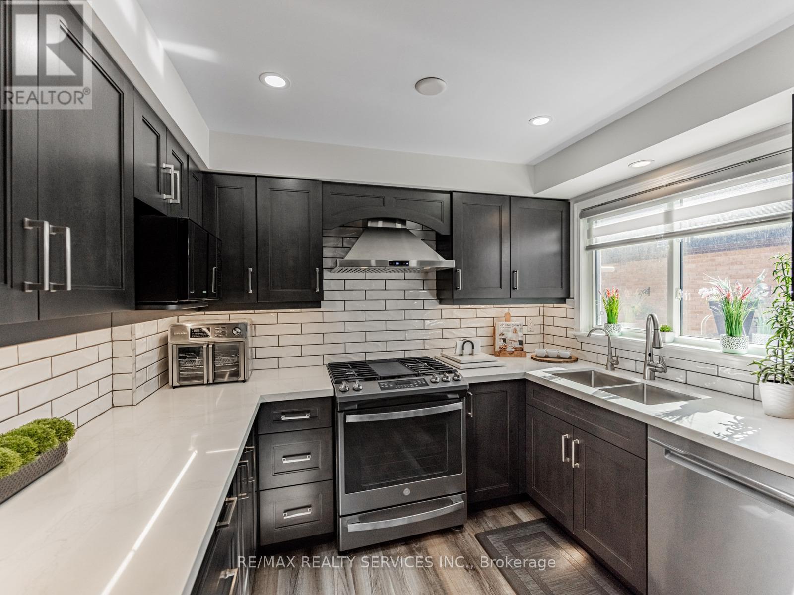 28 Lacewood Crescent, Brampton (Westgate), Ontario  L6S 3K4 - Photo 15 - W12476049