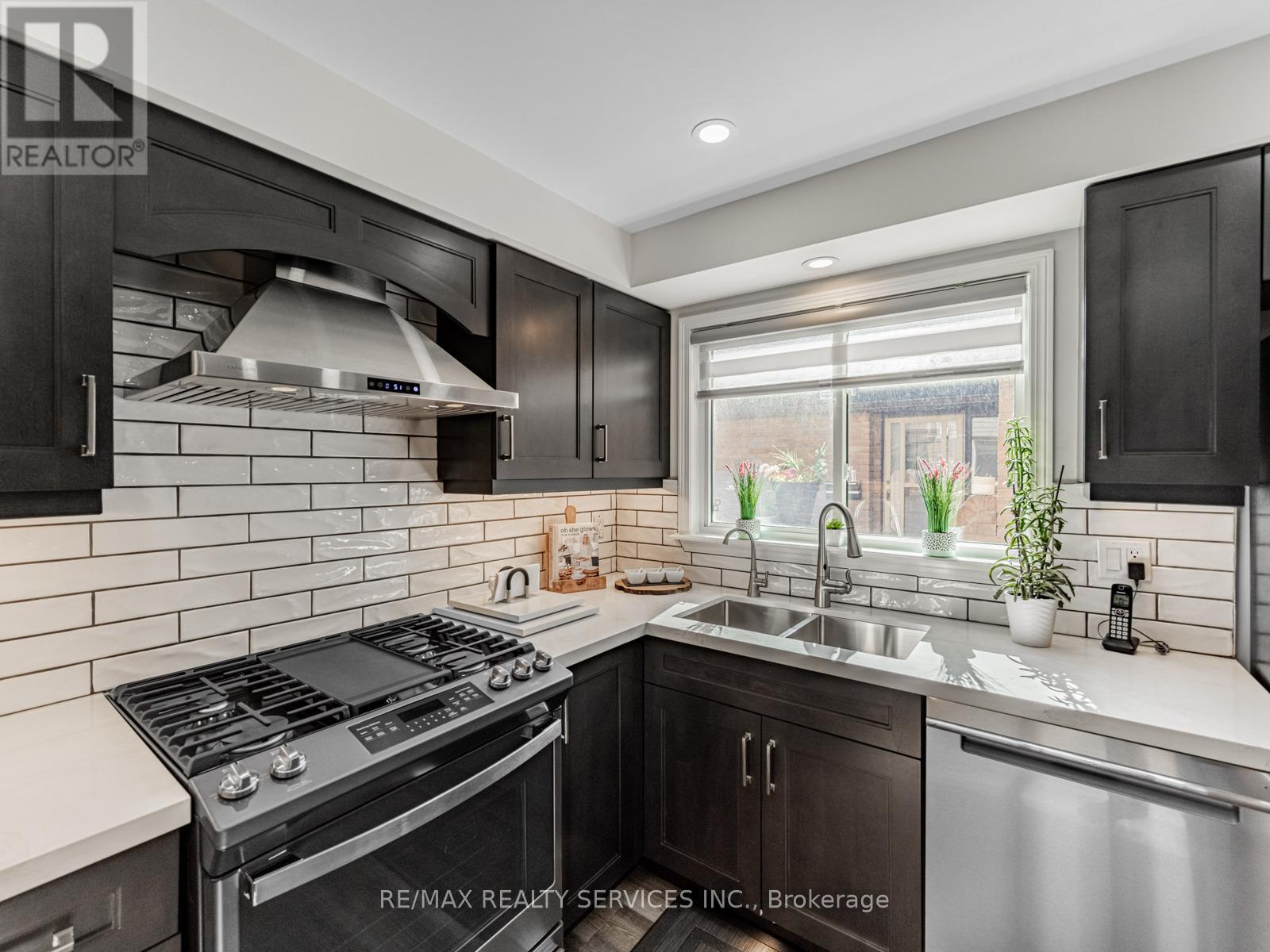28 Lacewood Crescent, Brampton (Westgate), Ontario  L6S 3K4 - Photo 16 - W12476049