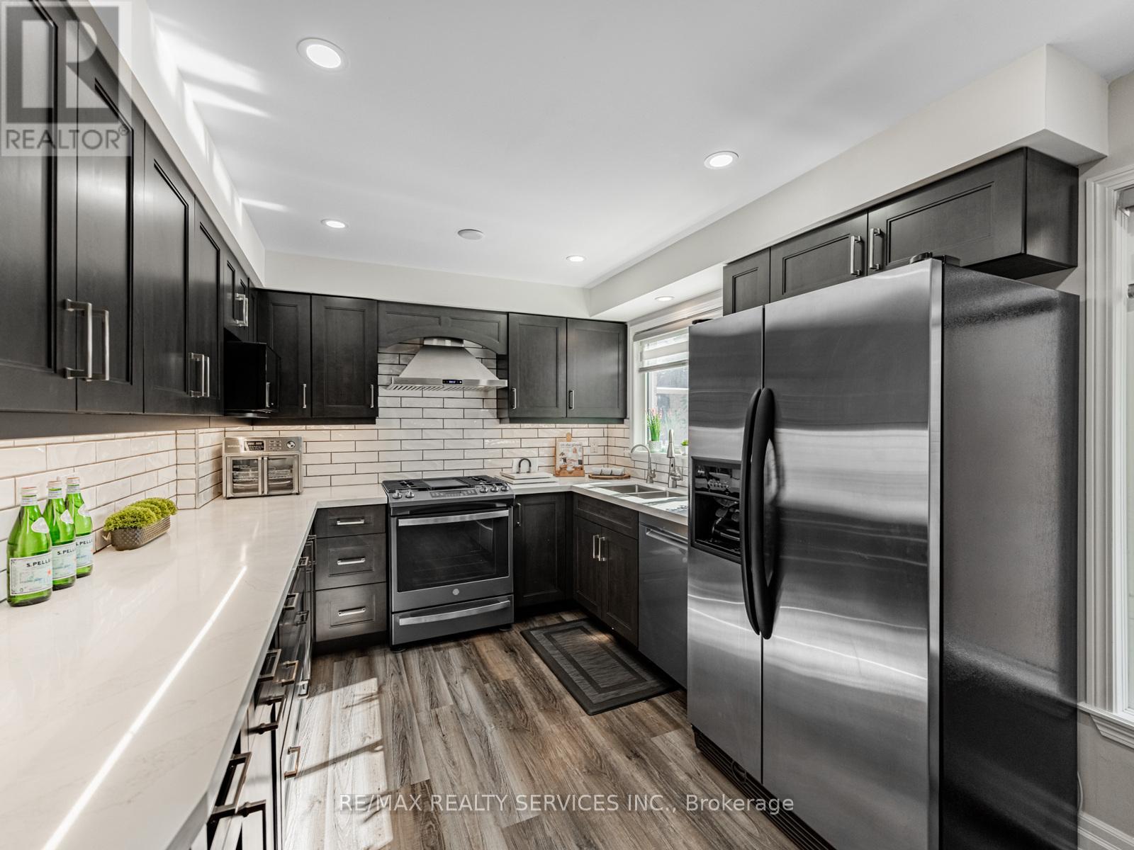 28 Lacewood Crescent, Brampton (Westgate), Ontario  L6S 3K4 - Photo 17 - W12476049