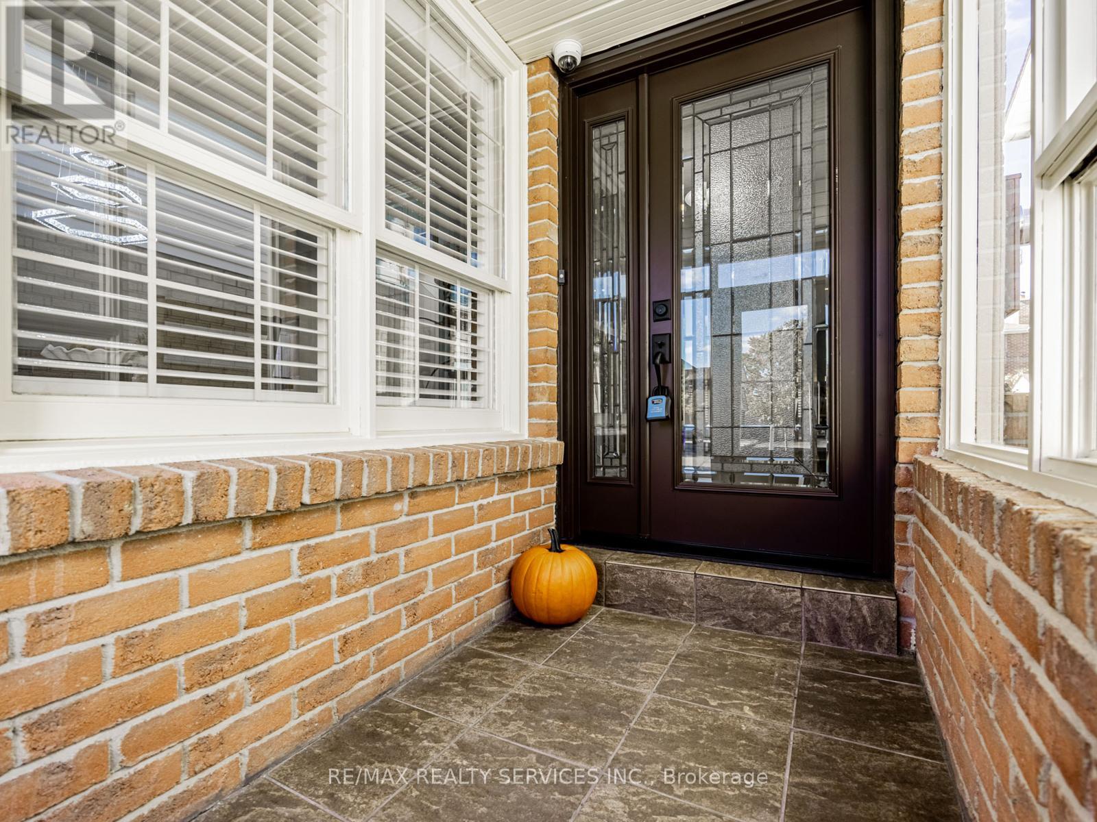 28 Lacewood Crescent, Brampton (Westgate), Ontario  L6S 3K4 - Photo 3 - W12476049