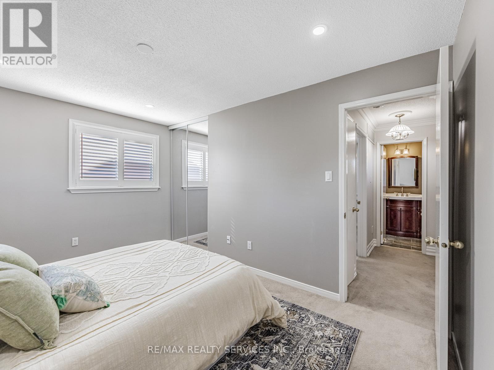 28 Lacewood Crescent, Brampton (Westgate), Ontario  L6S 3K4 - Photo 32 - W12476049