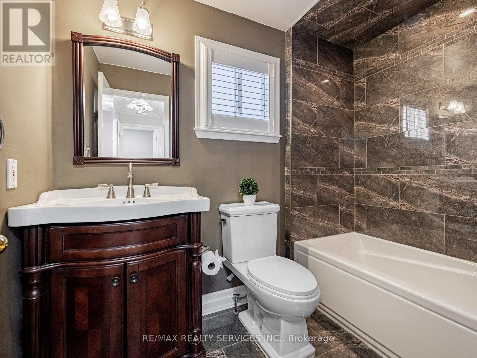 28 Lacewood Crescent, Brampton (Westgate), Ontario  L6S 3K4 - Photo 35 - W12476049