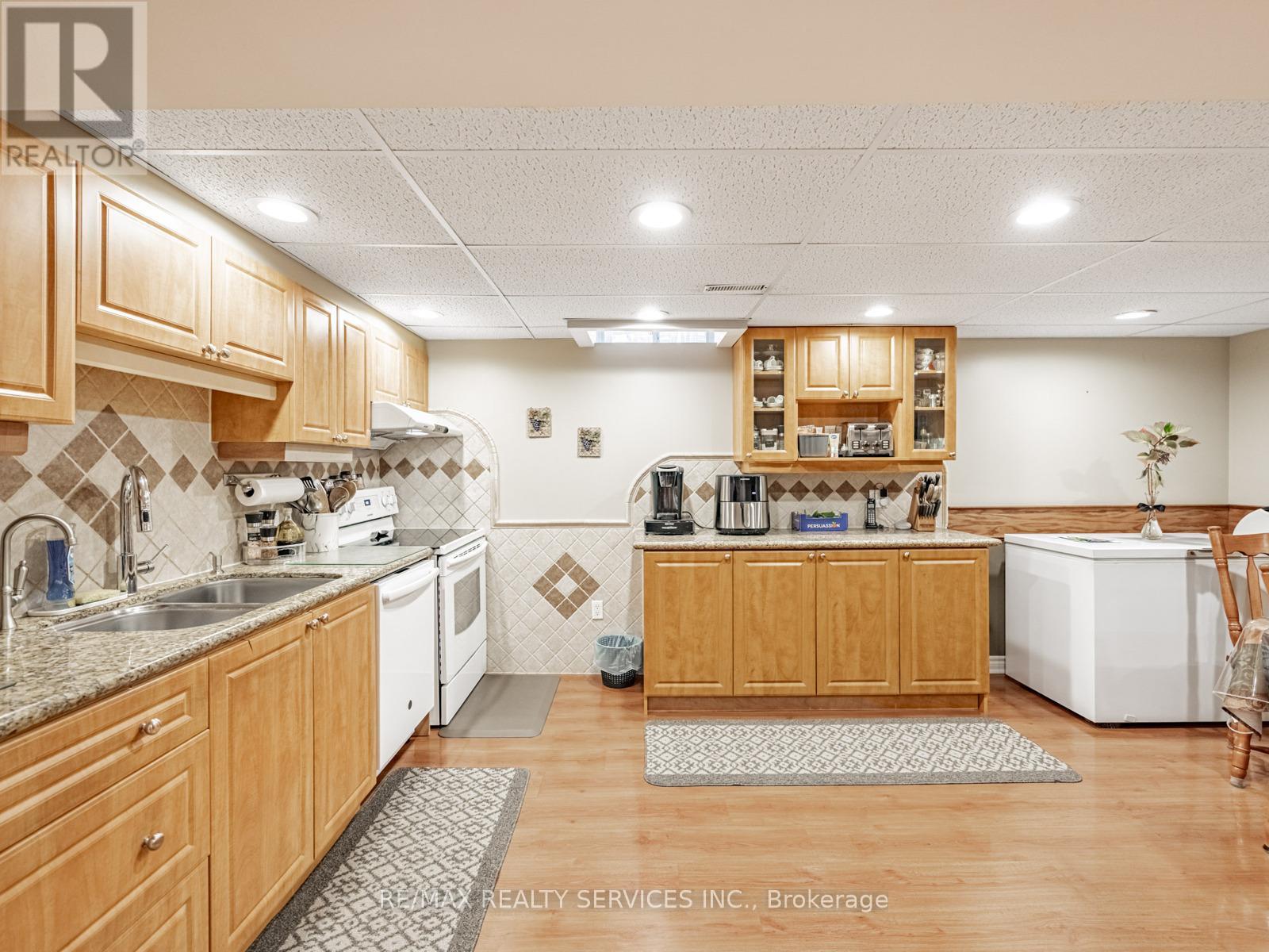 28 Lacewood Crescent, Brampton (Westgate), Ontario  L6S 3K4 - Photo 39 - W12476049
