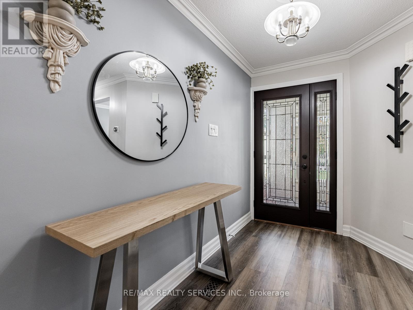 28 Lacewood Crescent, Brampton (Westgate), Ontario  L6S 3K4 - Photo 4 - W12476049