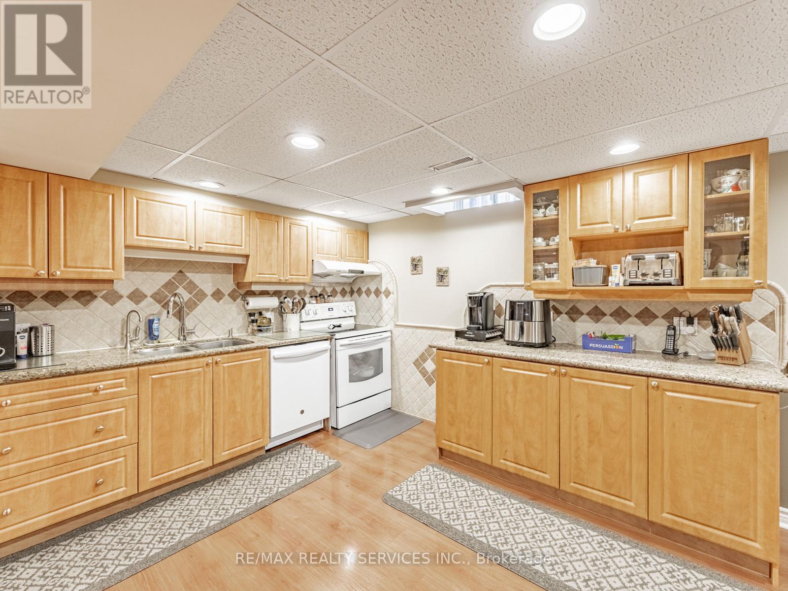 28 Lacewood Crescent, Brampton (Westgate), Ontario  L6S 3K4 - Photo 41 - W12476049