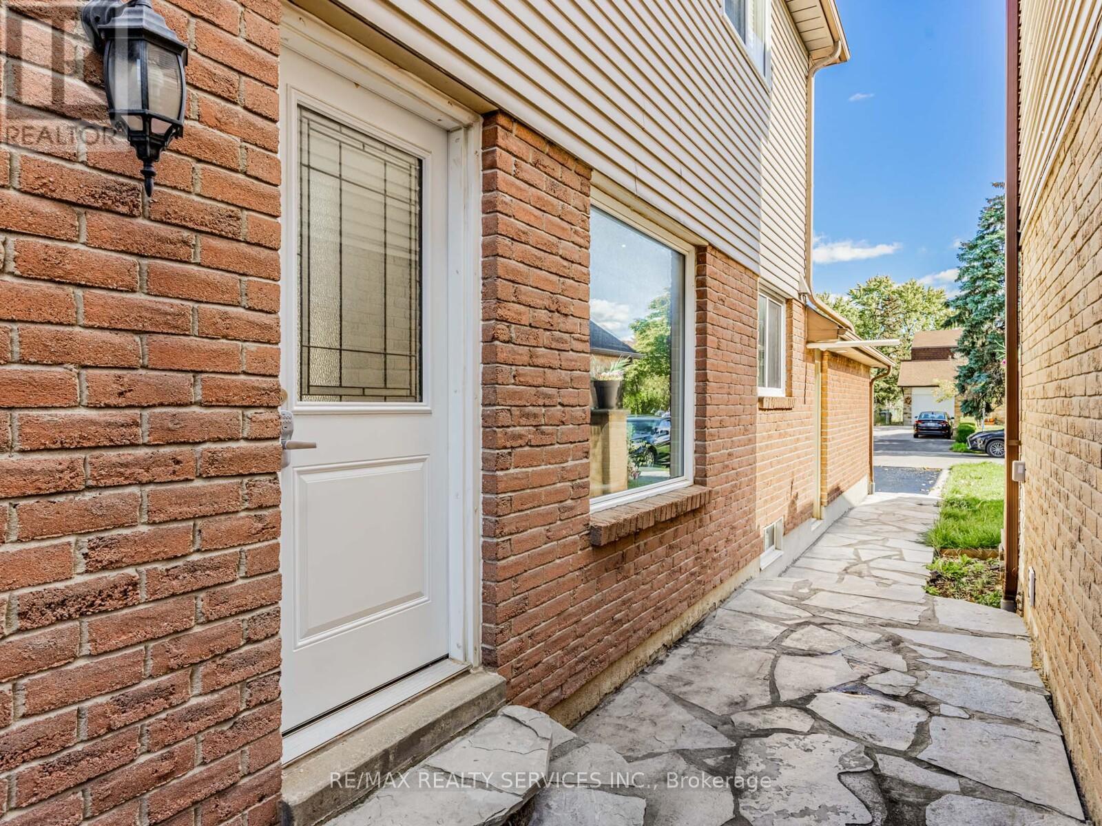 28 Lacewood Crescent, Brampton (Westgate), Ontario  L6S 3K4 - Photo 47 - W12476049