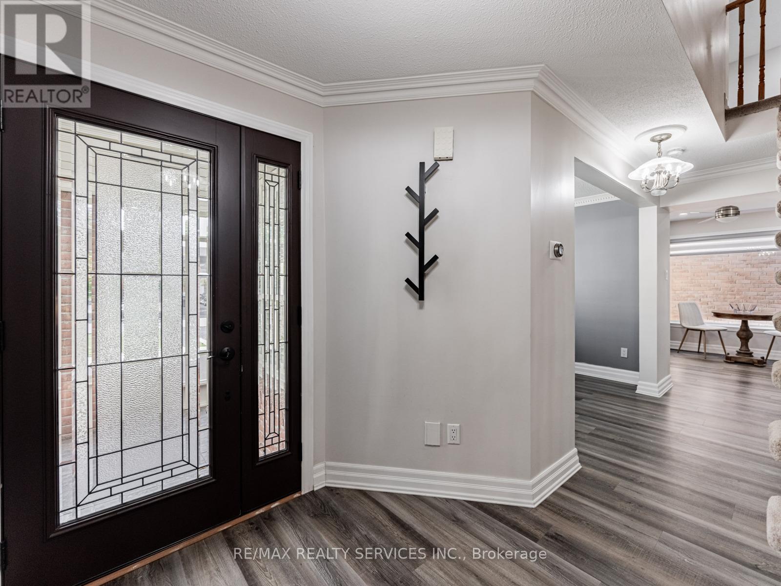 28 Lacewood Crescent, Brampton (Westgate), Ontario  L6S 3K4 - Photo 5 - W12476049