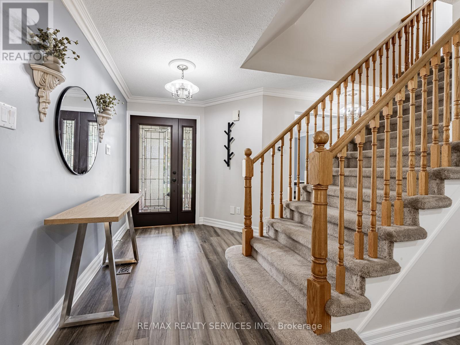 28 Lacewood Crescent, Brampton (Westgate), Ontario  L6S 3K4 - Photo 6 - W12476049