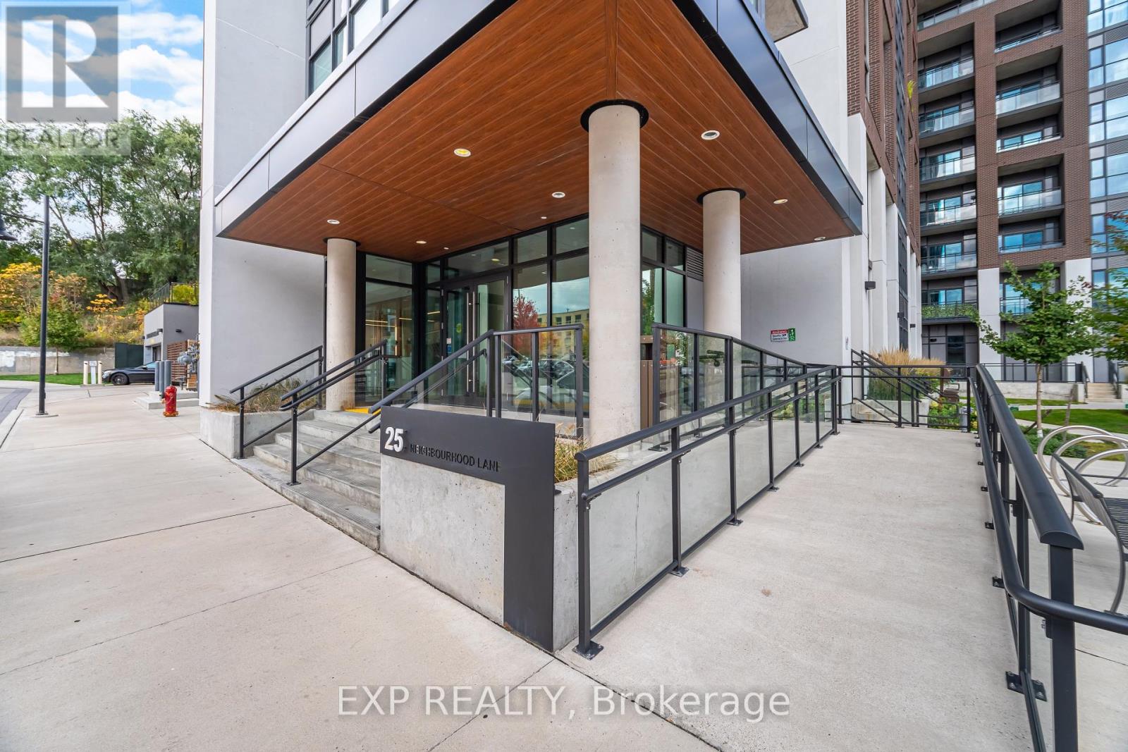 812 - 25 Neighbourhood Lane, Toronto (Stonegate-Queensway), Ontario  M8Y 0C3 - Photo 2 - W12476123