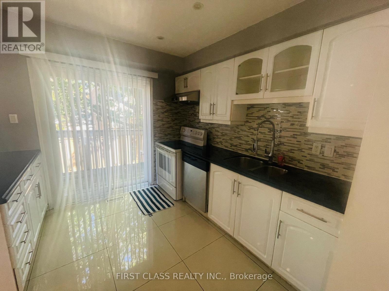 51 - 830 Stainton Drive, Mississauga, Ontario  L5C 2Z3 - Photo 8 - W12476138
