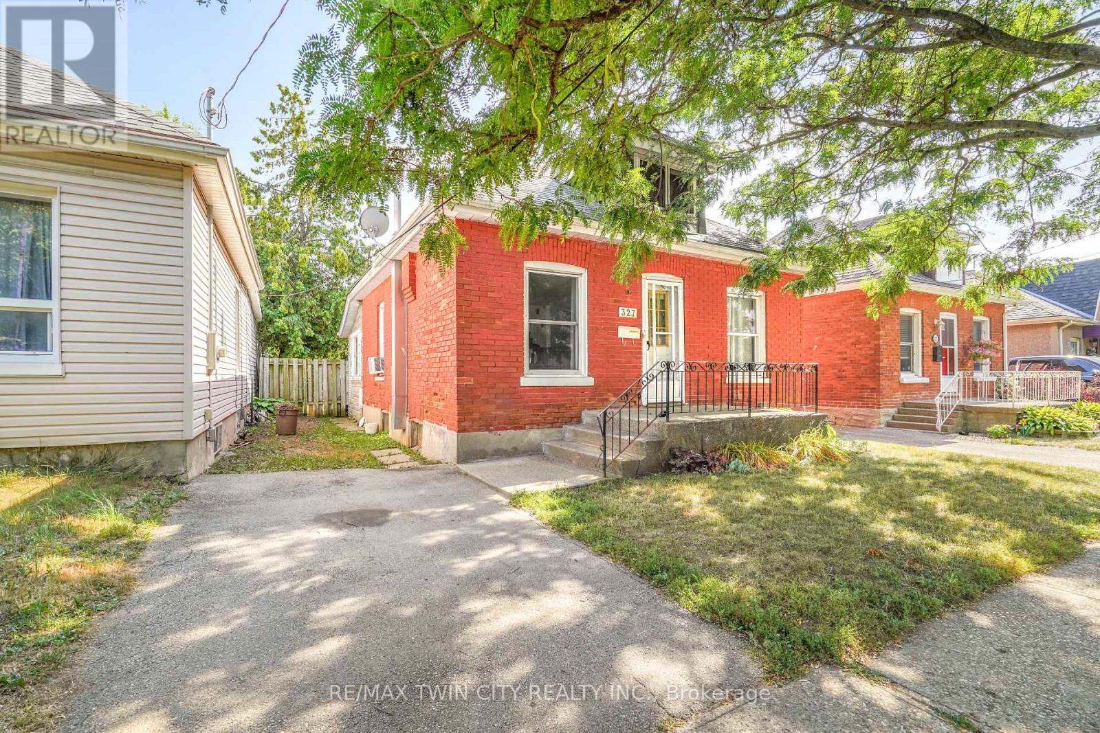 327 Sheridan Street, Brantford, Ontario  N3S 4R8 - Photo 2 - X12476017