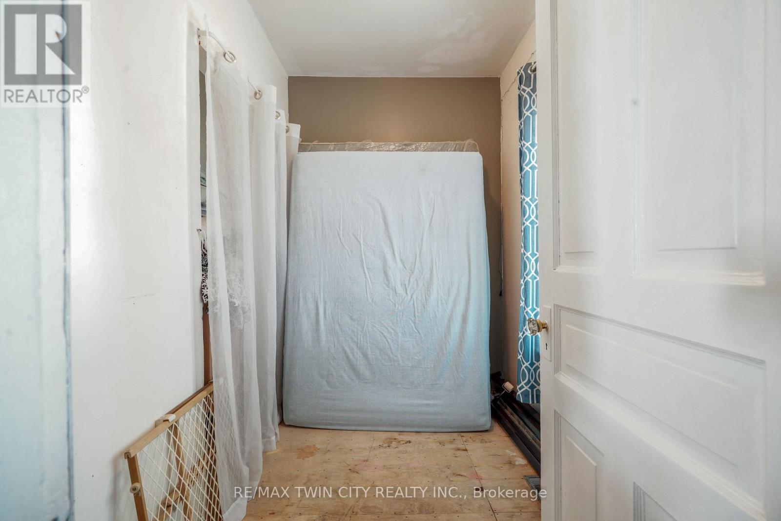 327 Sheridan Street, Brantford, Ontario  N3S 4R8 - Photo 9 - X12476017