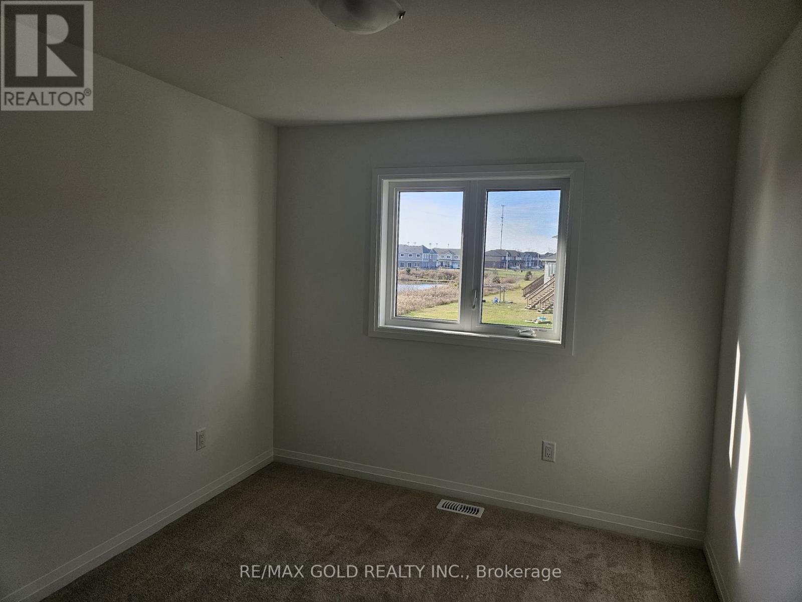 29 Whelan Court, Thorold, Ontario  L2V 0A2 - Photo 3 - X12476030