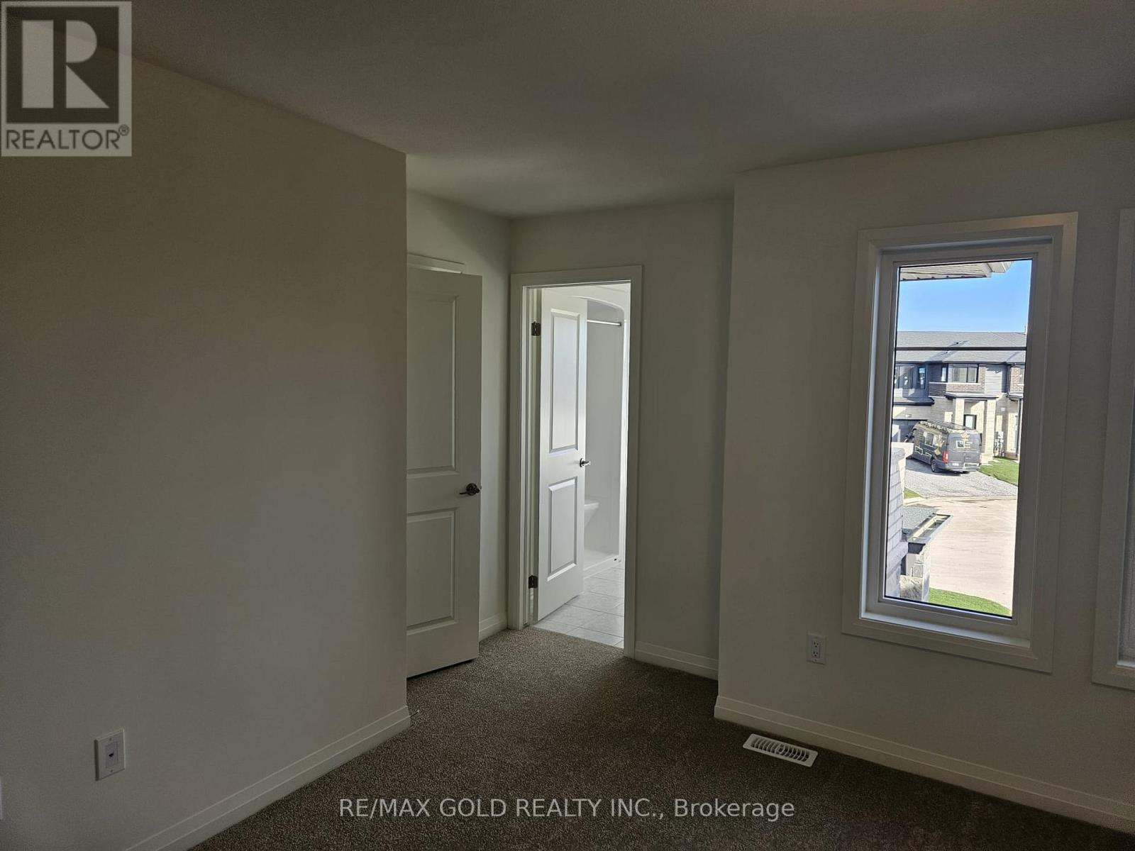 29 Whelan Court, Thorold, Ontario  L2V 0A2 - Photo 5 - X12476030