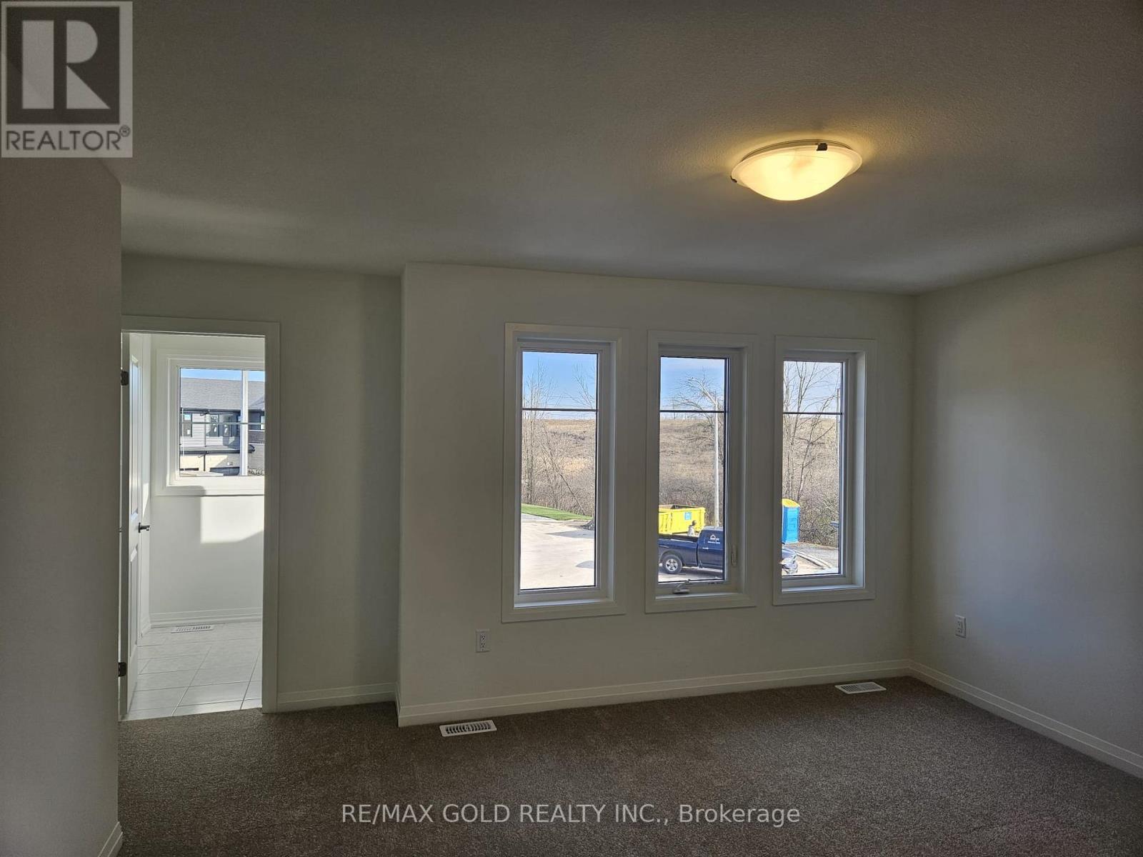 29 Whelan Court, Thorold, Ontario  L2V 0A2 - Photo 6 - X12476030