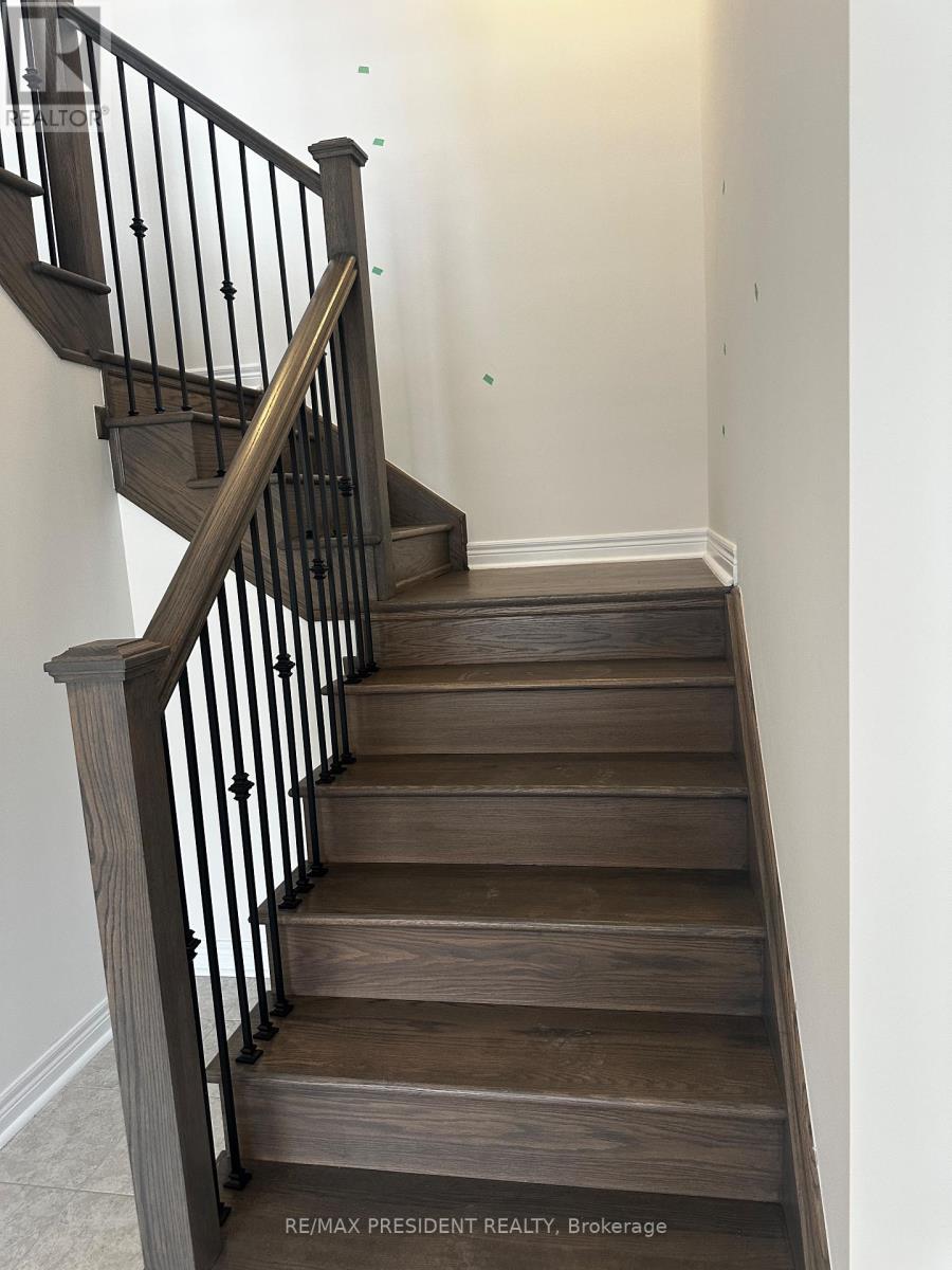 98 Claremont Road, Brampton, Ontario  L6R 4E6 - Photo 7 - W12474760