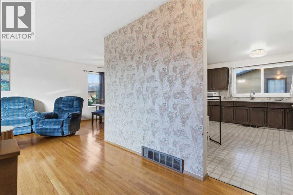 204 Martell Road Ne, Calgary, Alberta  T2A 2X1 - Photo 3 - A2265928