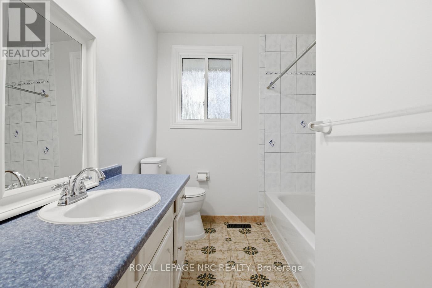 4448 Meadowvale Drive, Niagara Falls (Morrison), Ontario  L2E 5W9 - Photo 17 - X12475856