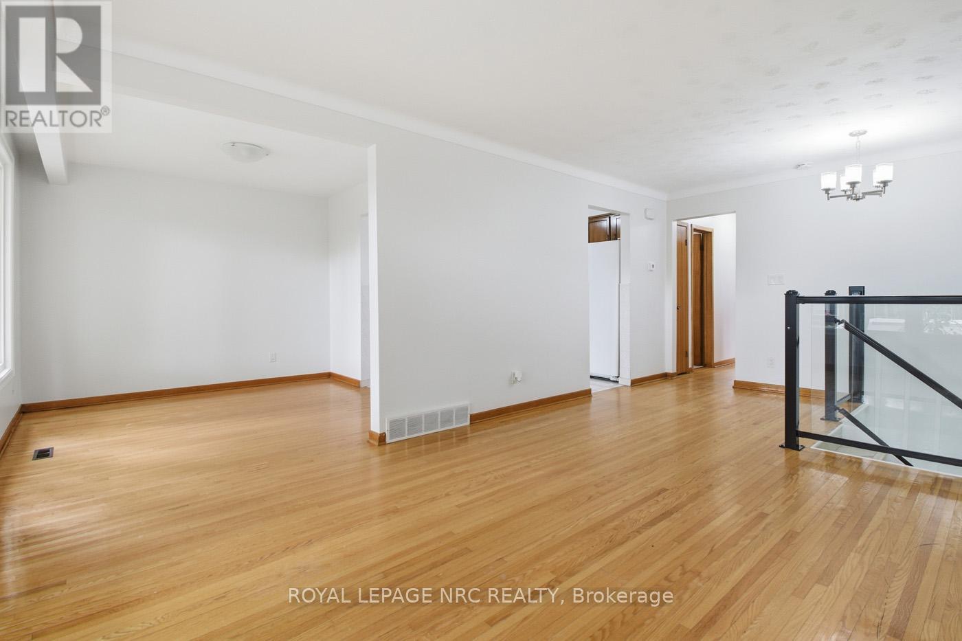 4448 Meadowvale Drive, Niagara Falls (Morrison), Ontario  L2E 5W9 - Photo 5 - X12475856