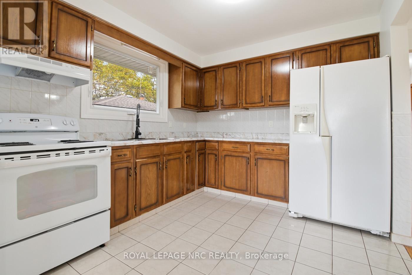 4448 Meadowvale Drive, Niagara Falls (Morrison), Ontario  L2E 5W9 - Photo 9 - X12475856