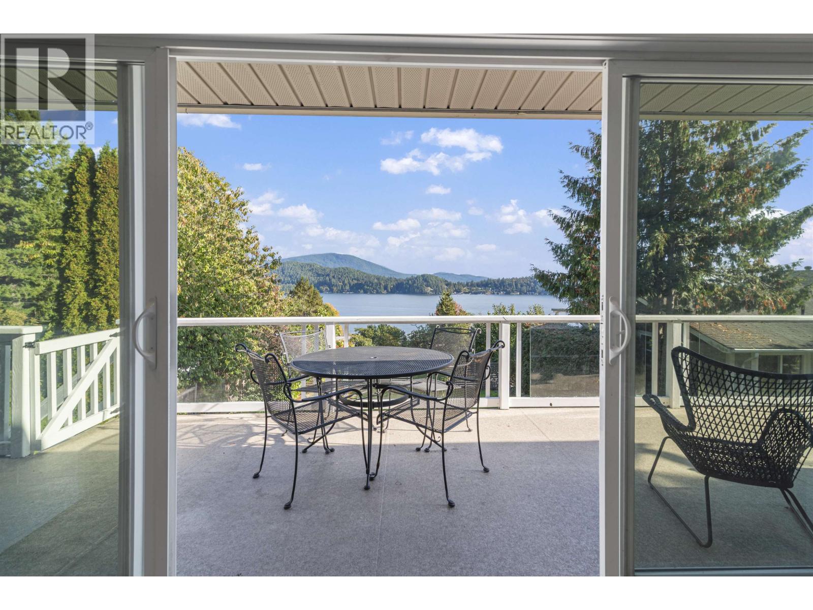 648 Gibsons Way, Gibsons, British Columbia  V0N 1V9 - Photo 4 - R3060512