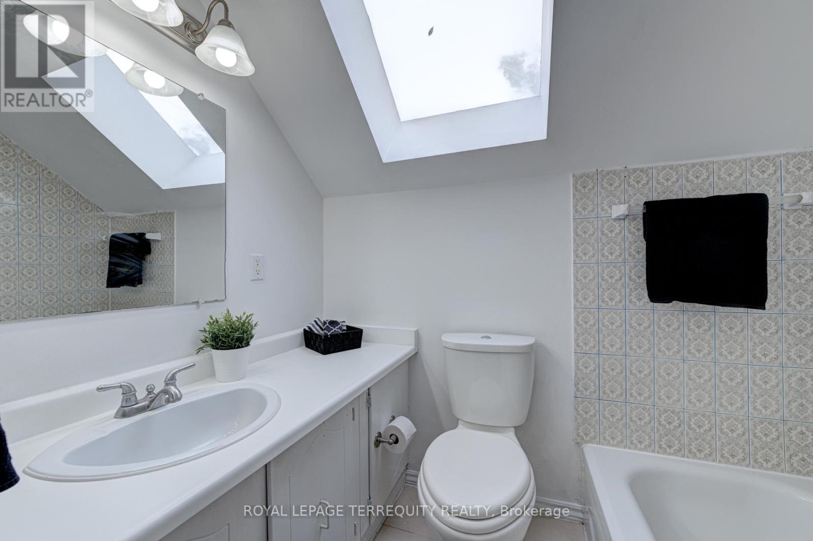 Unit 2 - 135 Sheppard Avenue W, Toronto, Ontario  M2N 1M7 - Photo 8 - C12476379