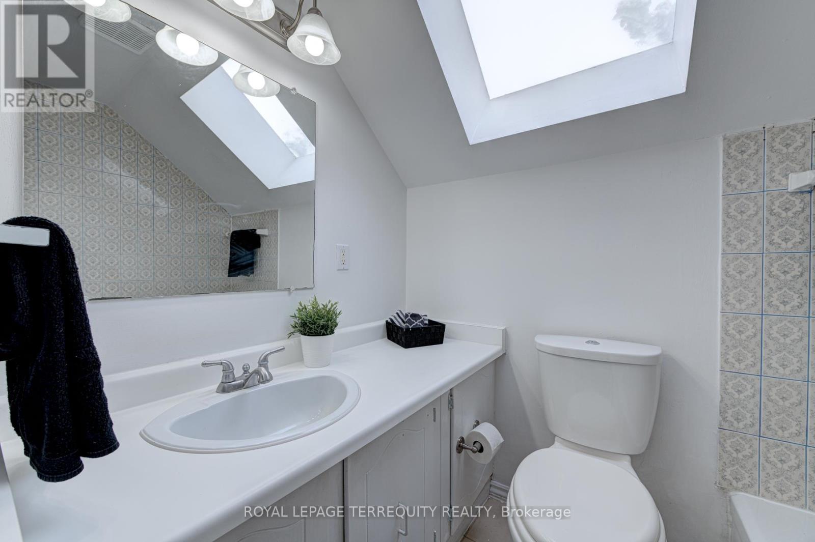 Unit 2 - 135 Sheppard Avenue W, Toronto, Ontario  M2N 1M7 - Photo 9 - C12476379