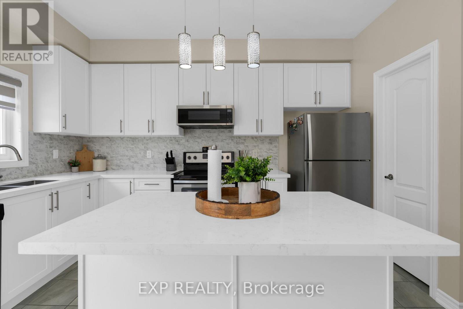 57 Milson Crescent, Essa, Ontario  L3W 0C9 - Photo 6 - N12476330