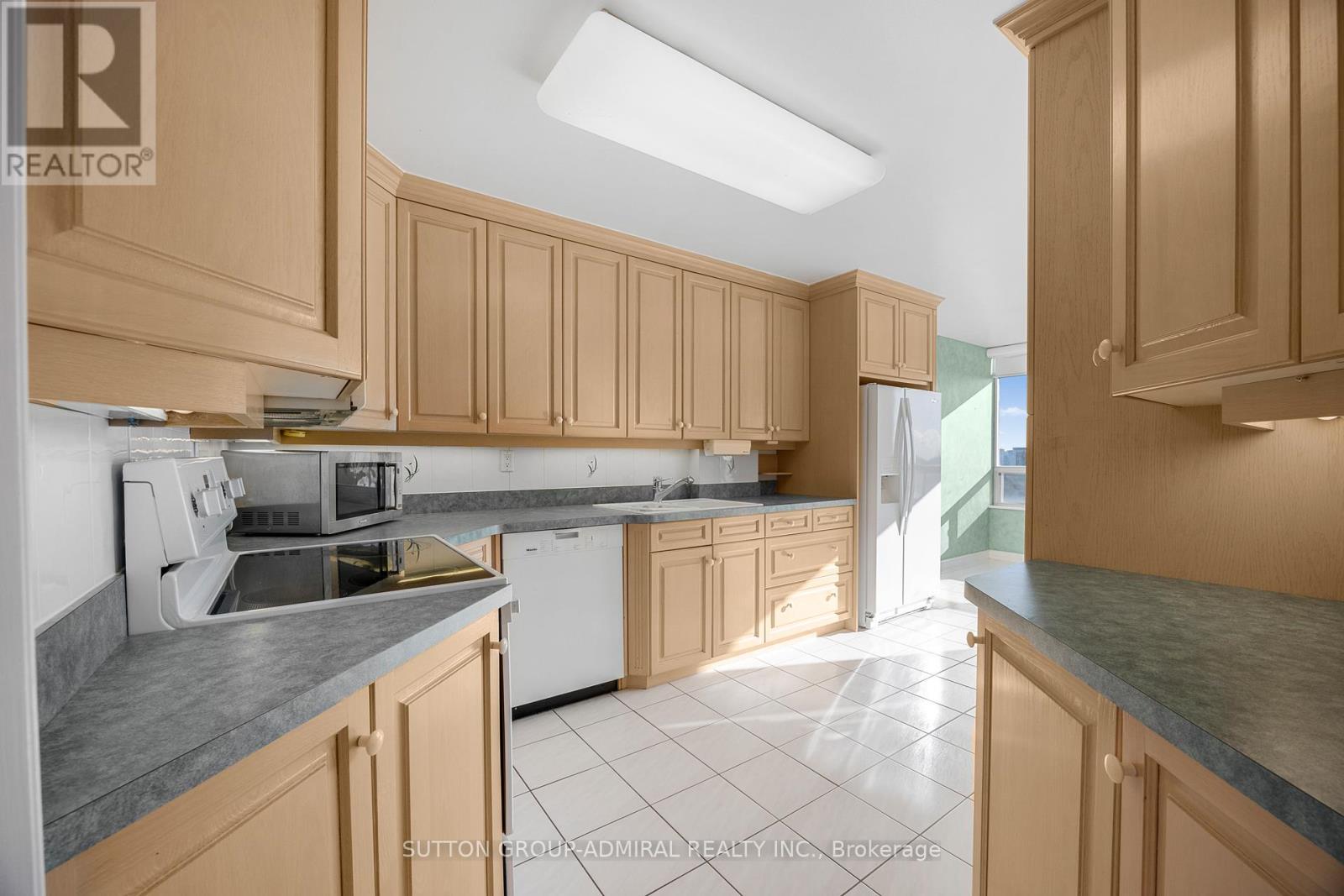 1402 - 343 Clark Avenue W, Vaughan, Ontario  L4J 7K5 - Photo 8 - N12476344