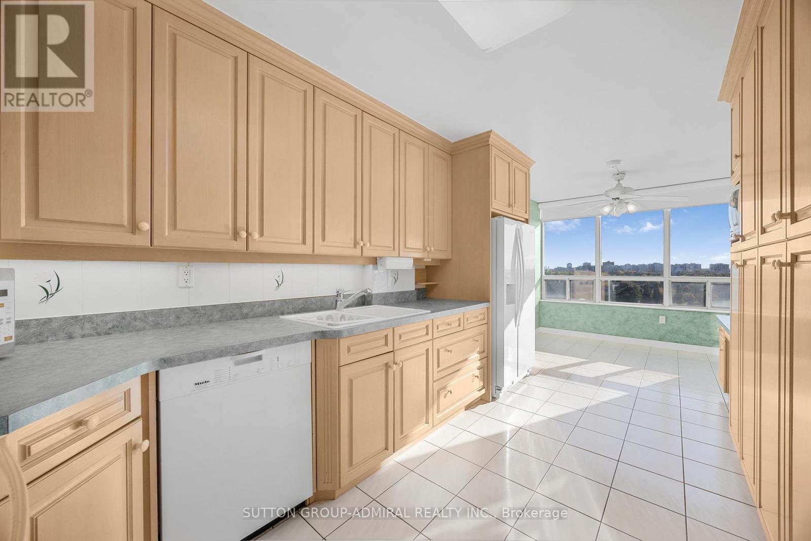 1402 - 343 Clark Avenue W, Vaughan, Ontario  L4J 7K5 - Photo 9 - N12476344