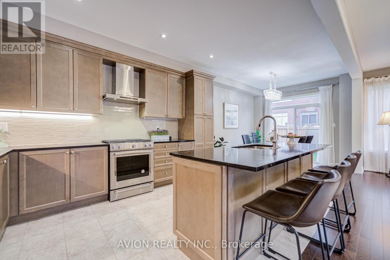 16 Callisto Lane, Richmond Hill, Ontario  L4C 4Z2 - Photo 11 - N12476354
