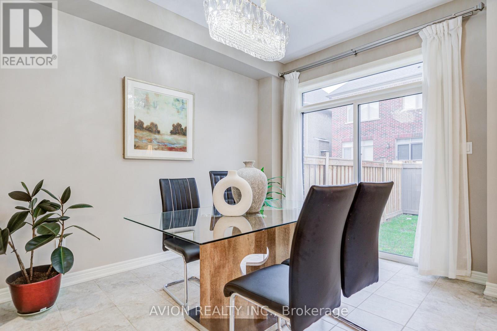 16 Callisto Lane, Richmond Hill, Ontario  L4C 4Z2 - Photo 12 - N12476354