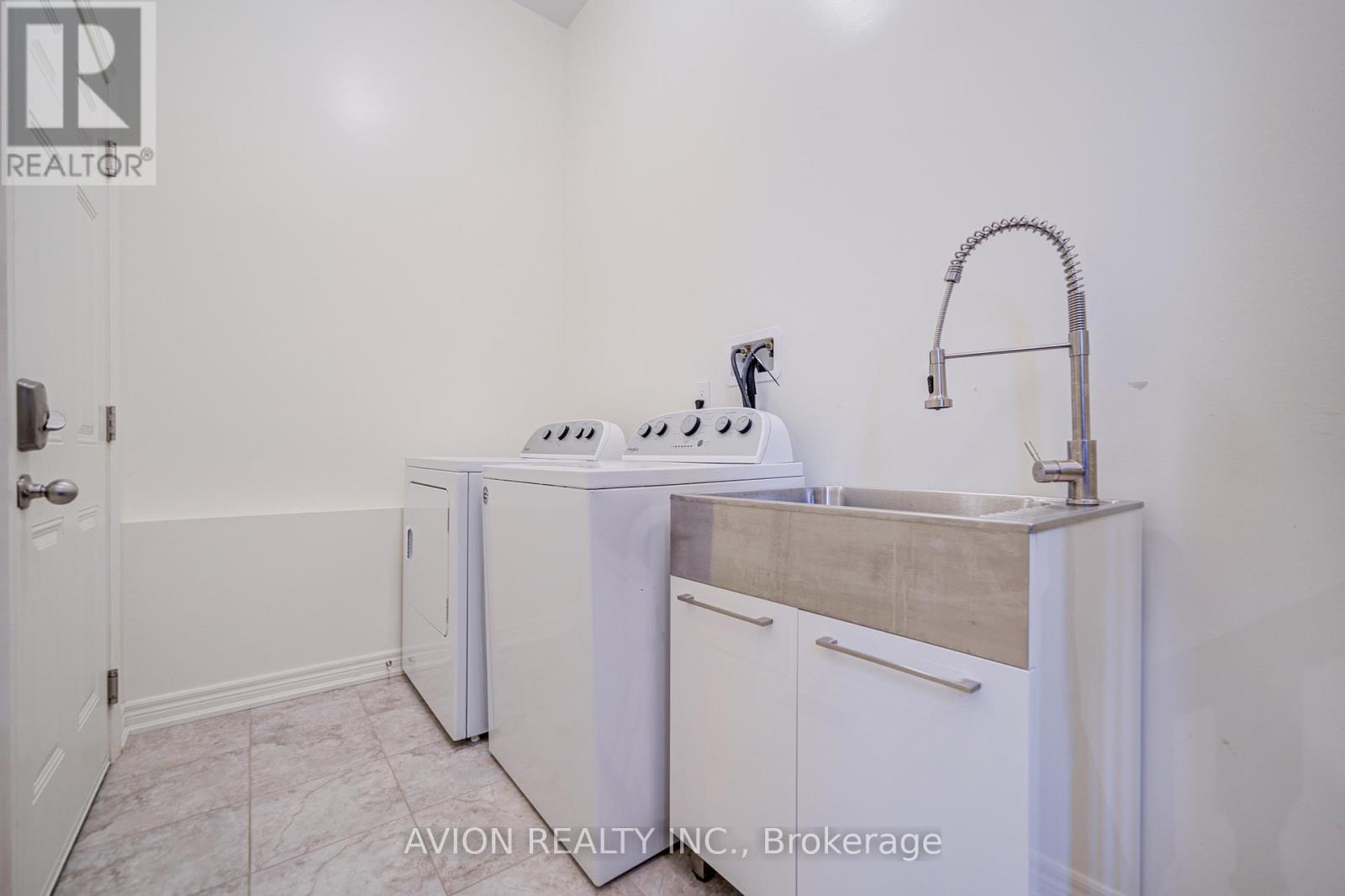16 Callisto Lane, Richmond Hill, Ontario  L4C 4Z2 - Photo 15 - N12476354