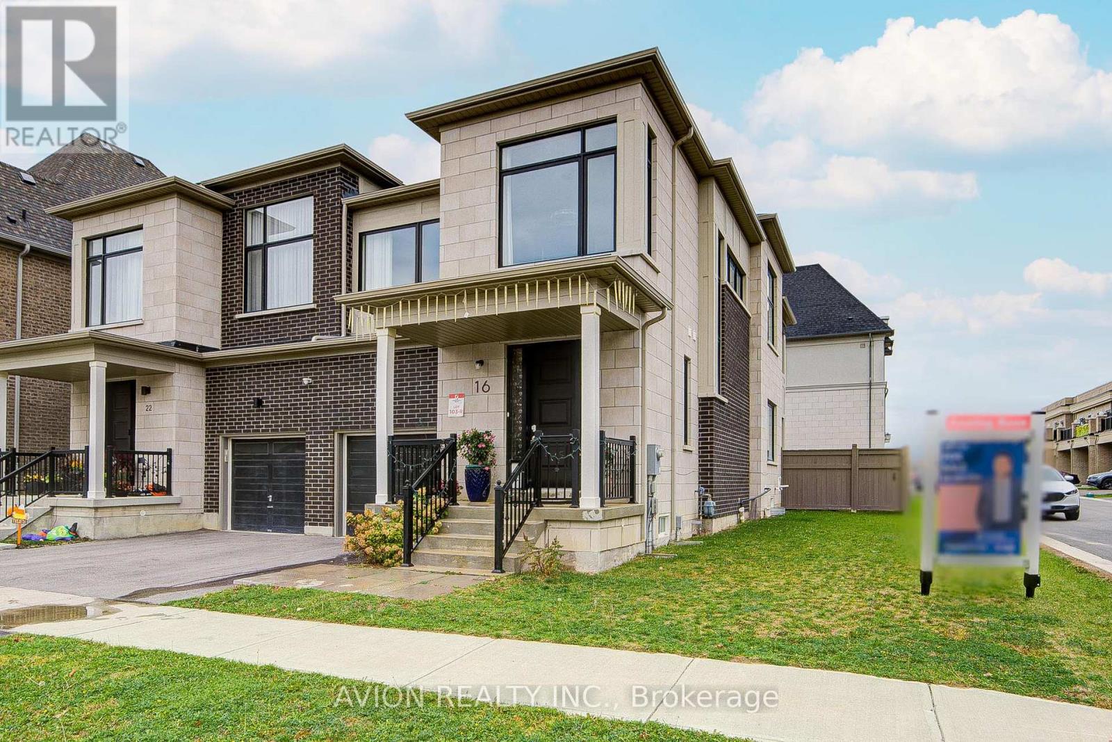16 Callisto Lane, Richmond Hill, Ontario  L4C 4Z2 - Photo 2 - N12476354