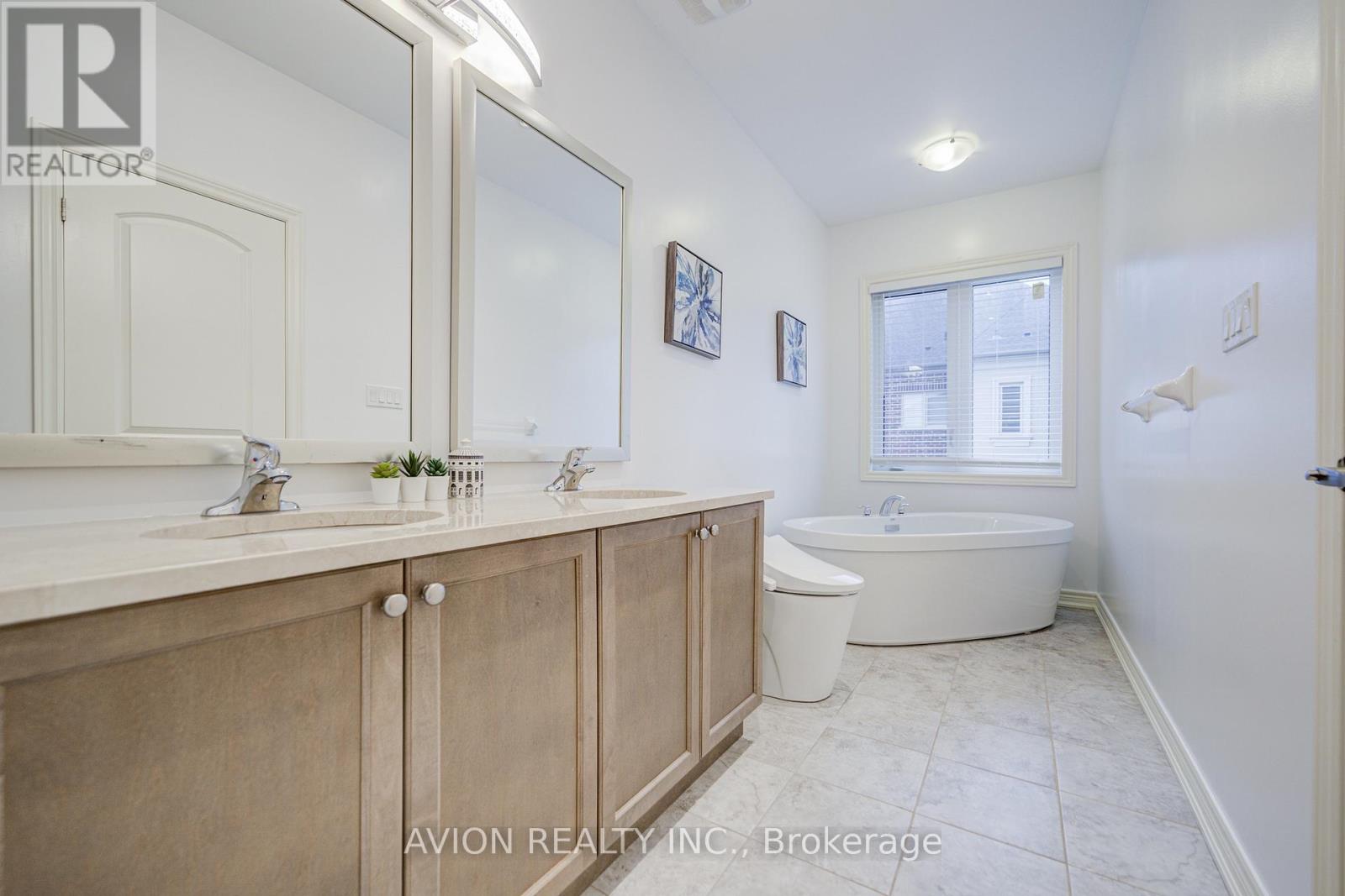 16 Callisto Lane, Richmond Hill, Ontario  L4C 4Z2 - Photo 22 - N12476354
