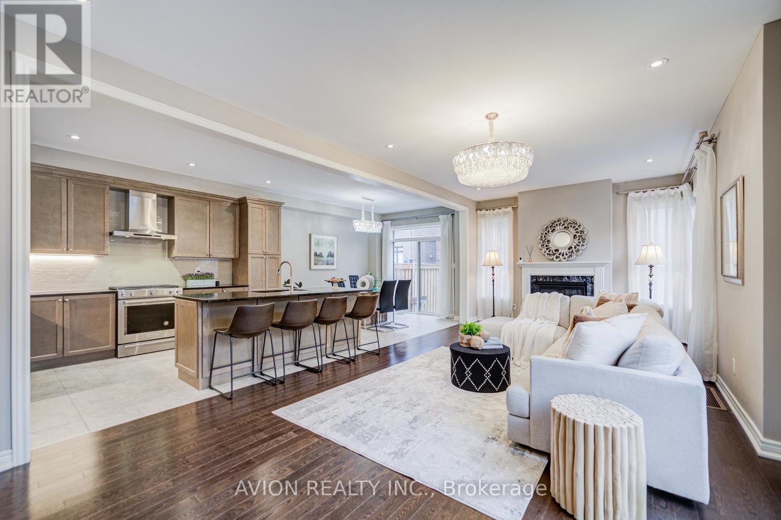 16 Callisto Lane, Richmond Hill, Ontario  L4C 4Z2 - Photo 3 - N12476354