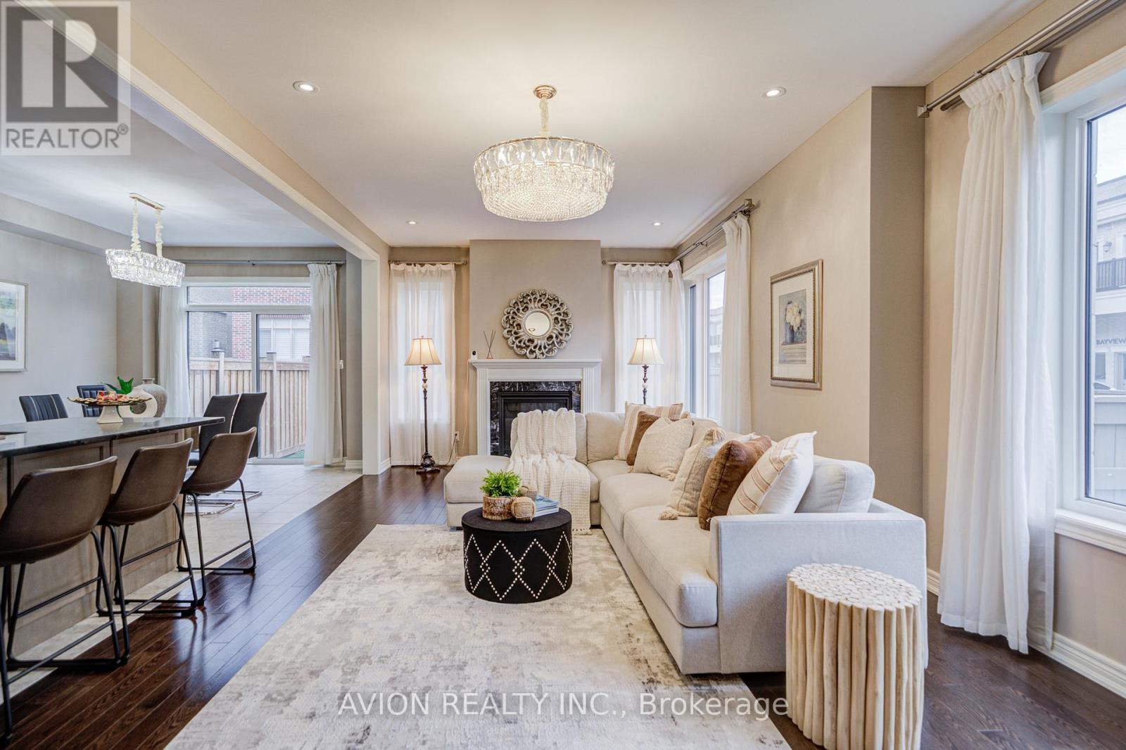 16 Callisto Lane, Richmond Hill, Ontario  L4C 4Z2 - Photo 4 - N12476354