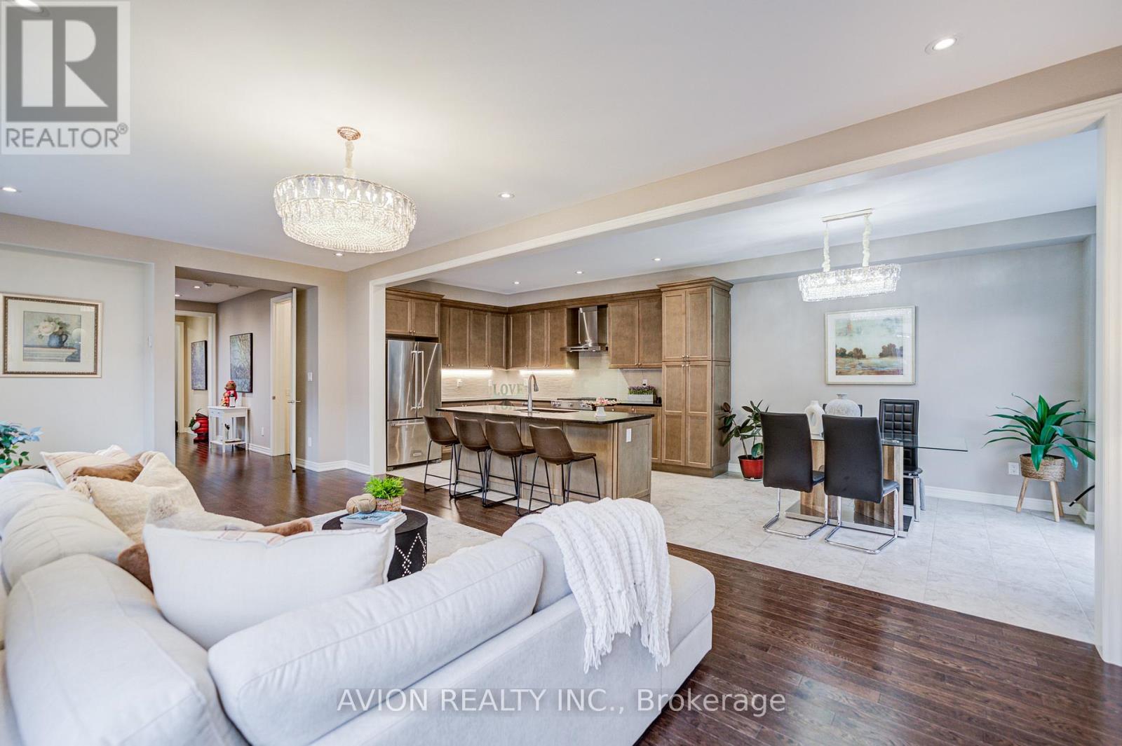 16 Callisto Lane, Richmond Hill, Ontario  L4C 4Z2 - Photo 6 - N12476354