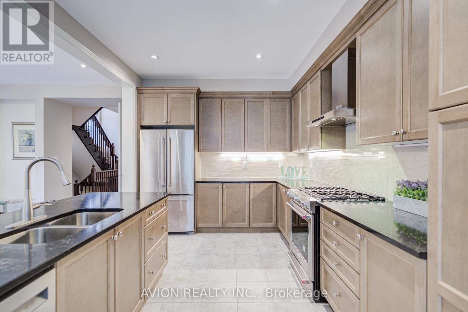 16 Callisto Lane, Richmond Hill, Ontario  L4C 4Z2 - Photo 7 - N12476354