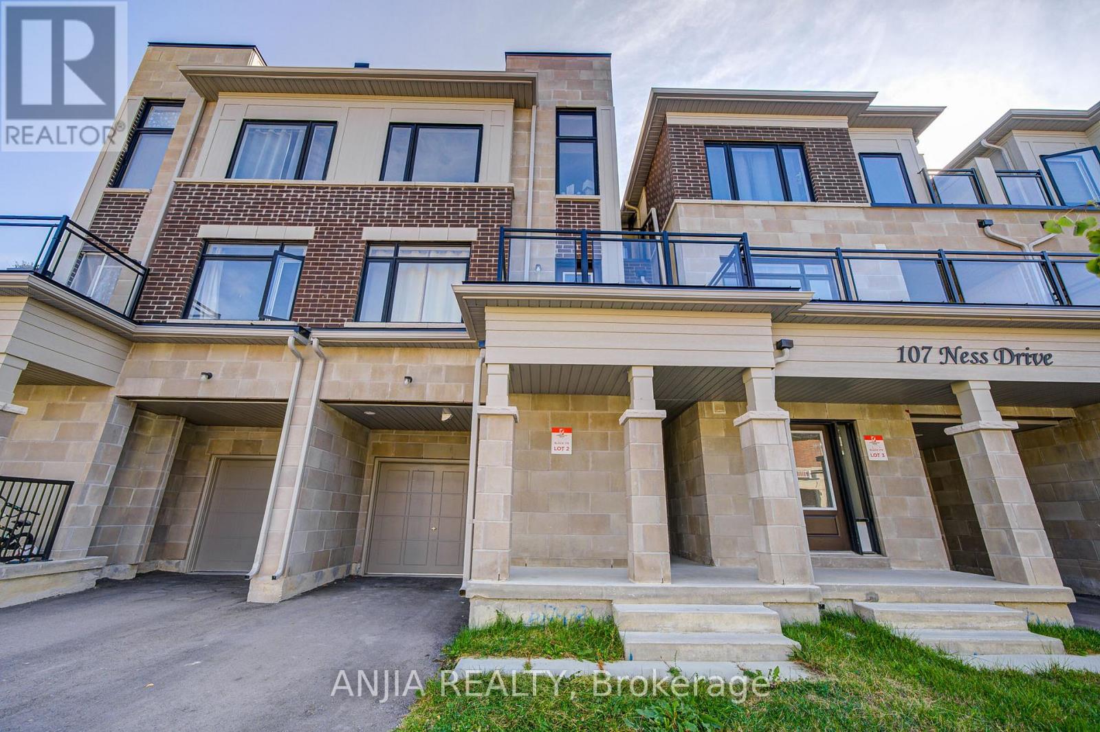 105 Ness Drive, Richmond Hill, Ontario  L4S 0K9 - Photo 3 - N12476365