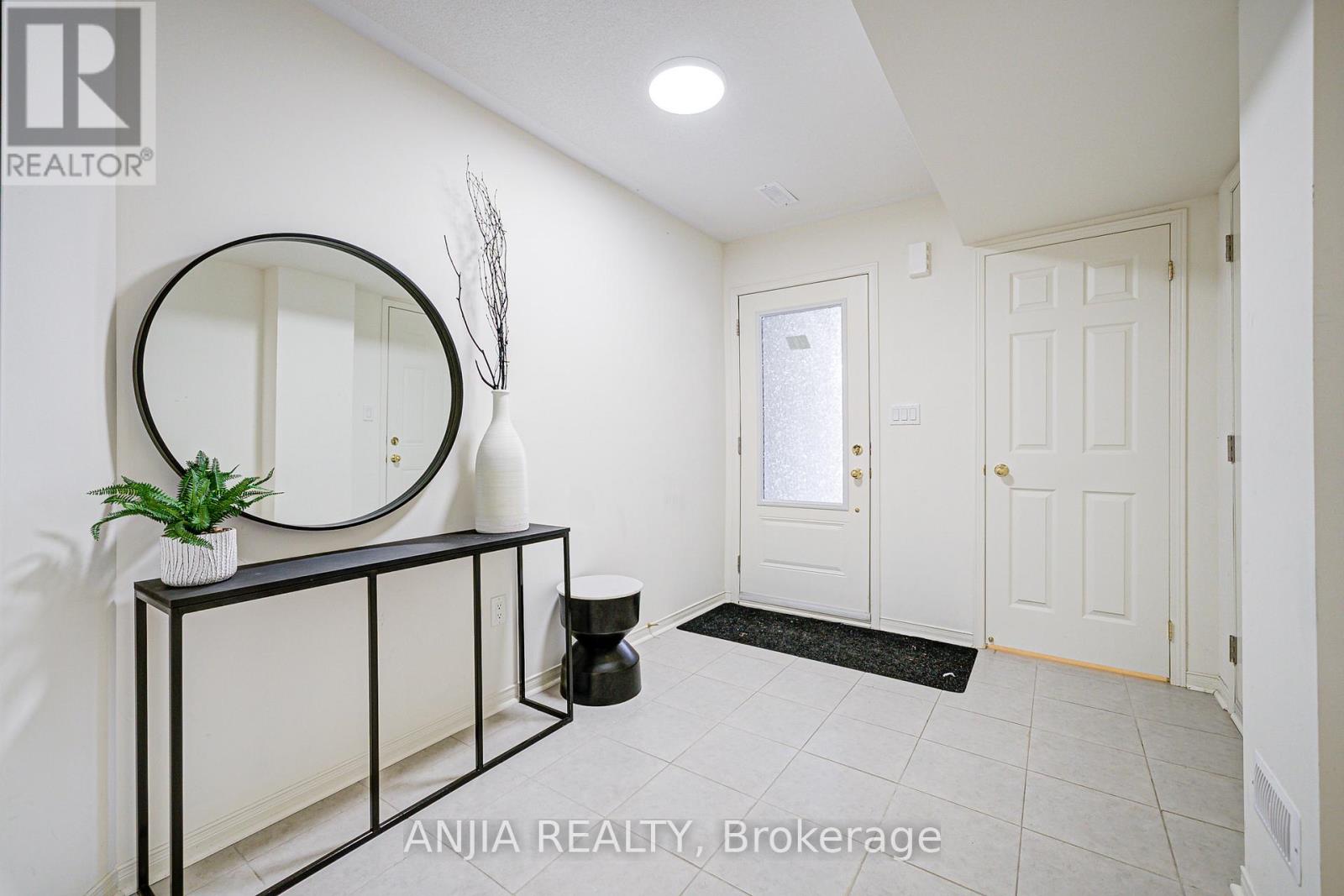 105 Ness Drive, Richmond Hill, Ontario  L4S 0K9 - Photo 4 - N12476365