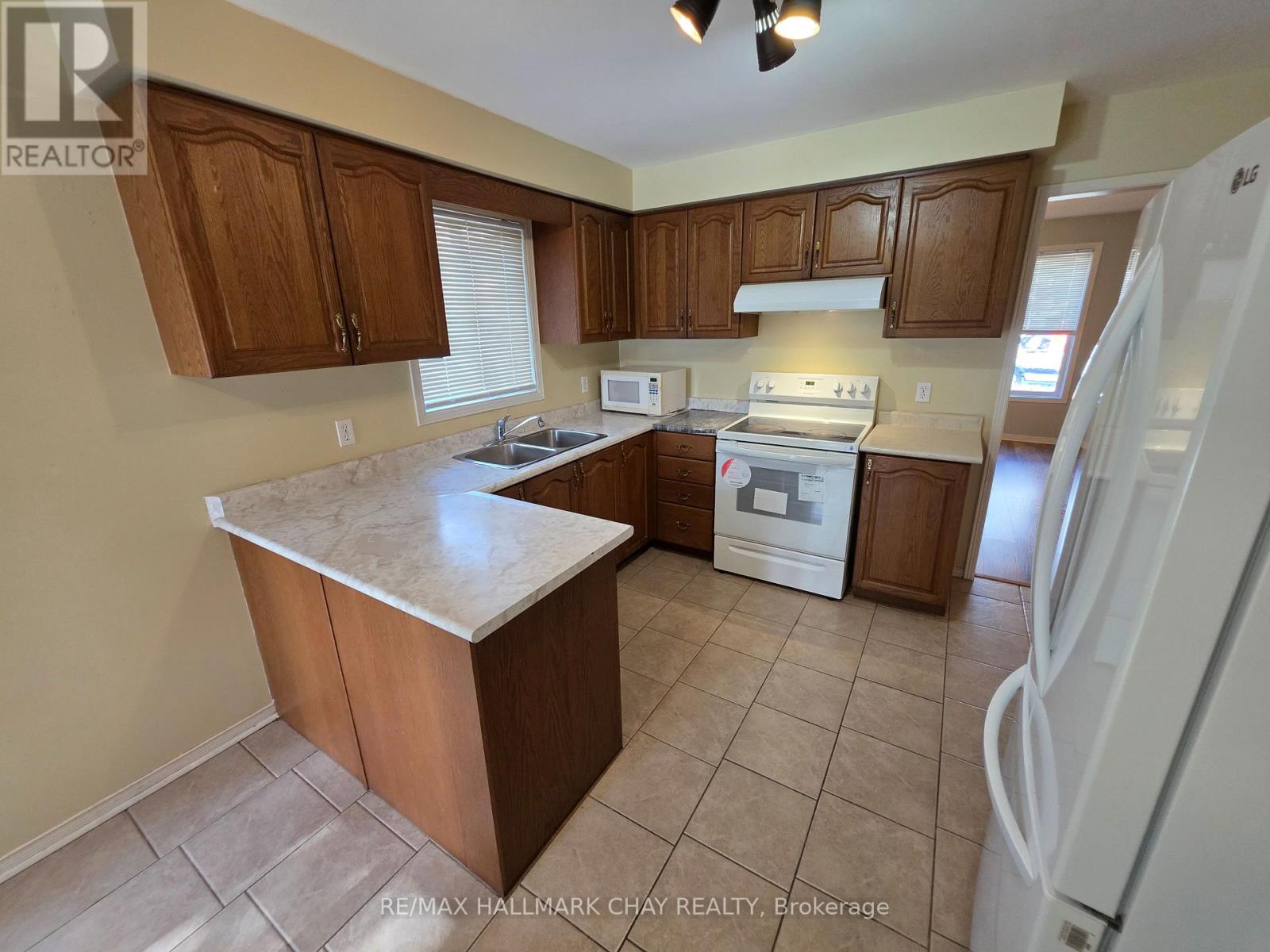 199 Livingstone Street W, Barrie, Ontario  L4N 6Z9 - Photo 9 - S12476234