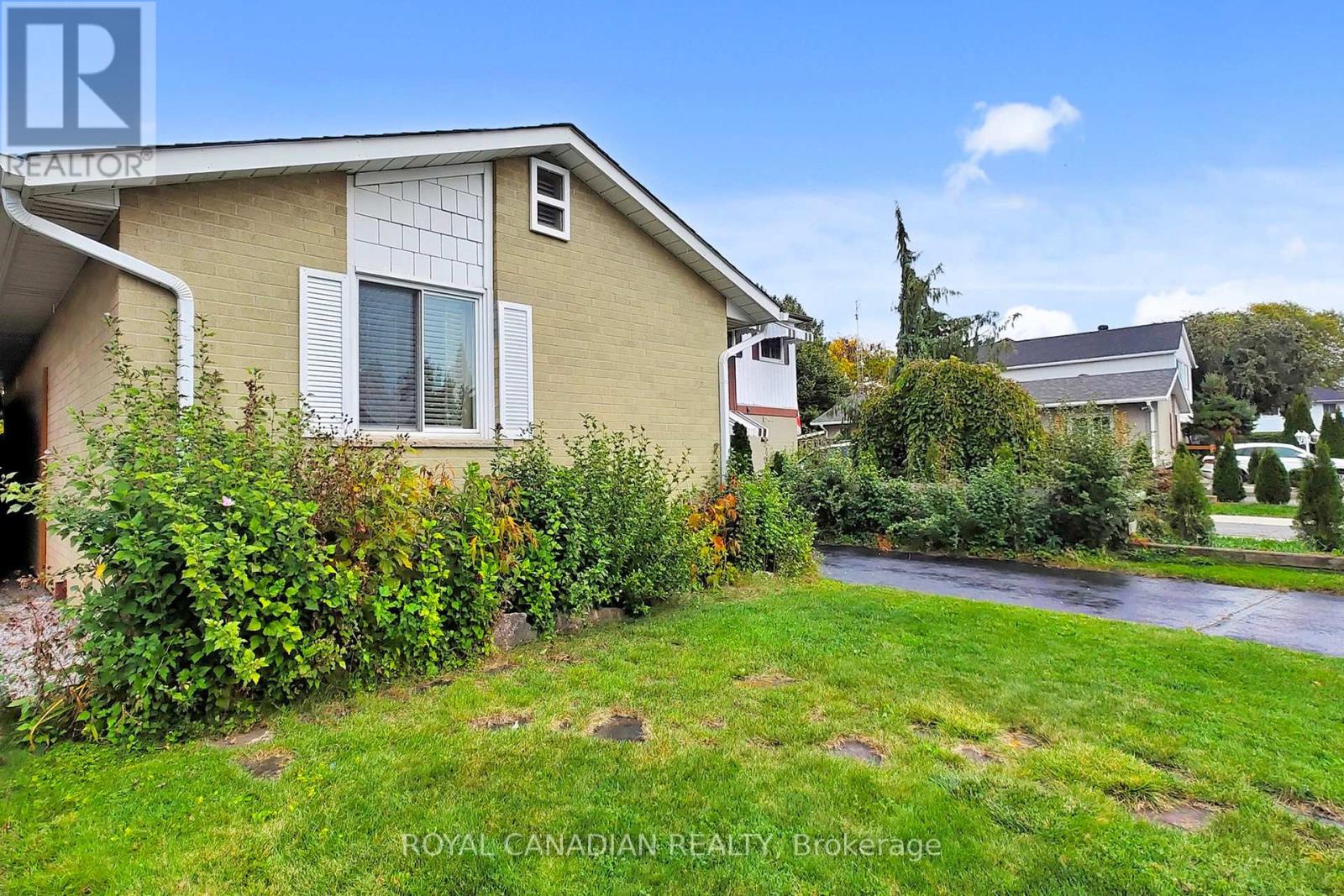 17 Haley Court, Brampton, Ontario  L6S 1N6 - Photo 2 - W12476217