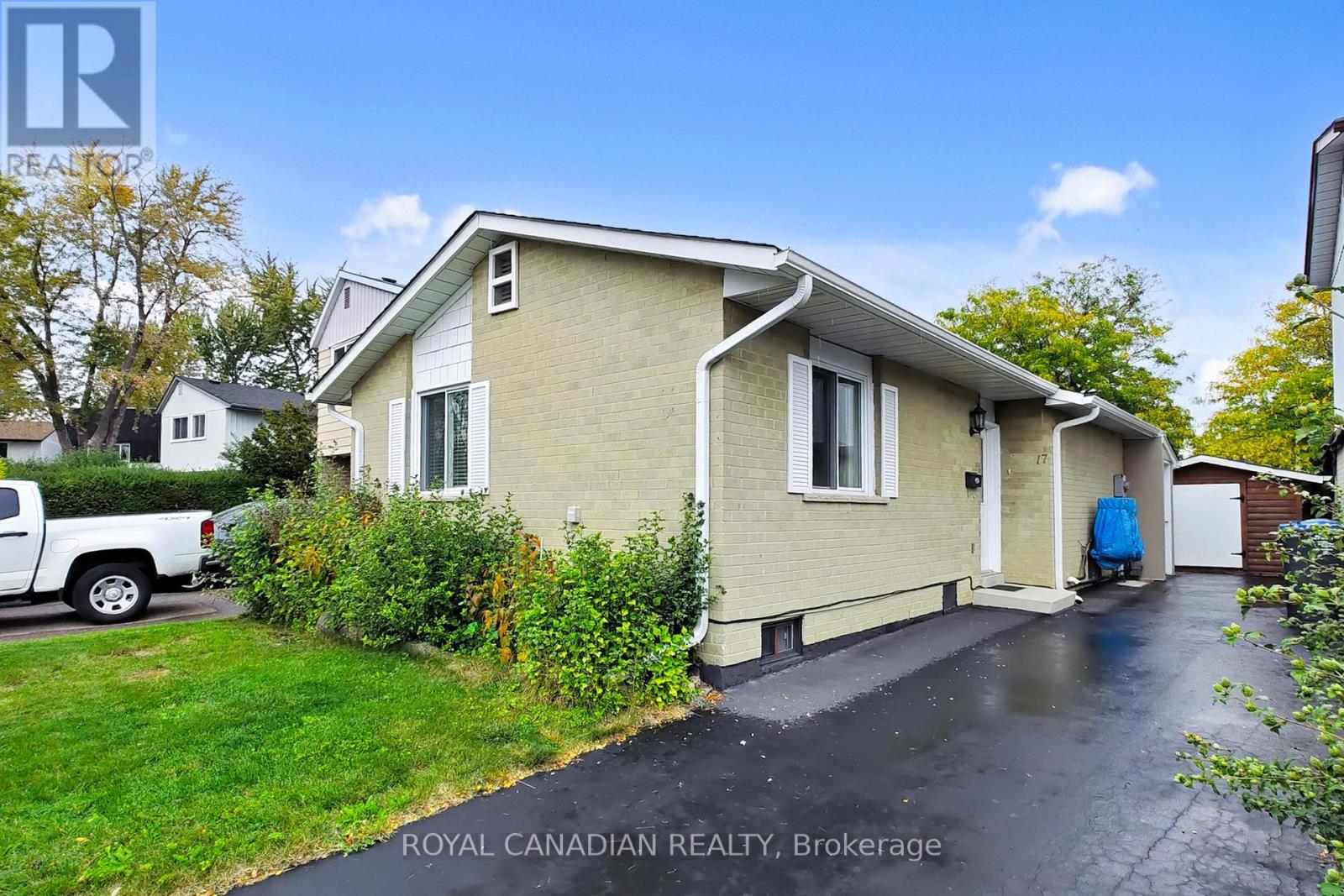 17 Haley Court, Brampton, Ontario  L6S 1N6 - Photo 3 - W12476217
